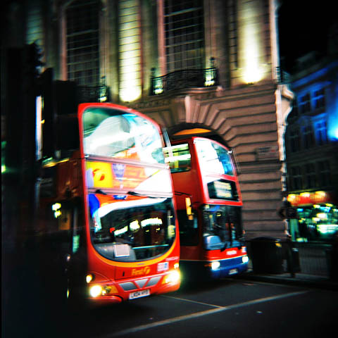Noen busser i London, ved Piccadilly Circus, London