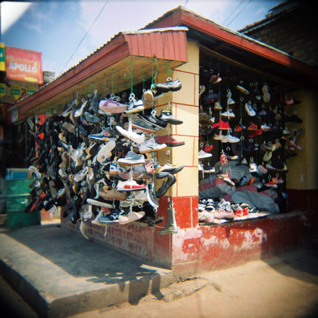 Slik kan en skobutikk arte seg på Madagaskar. Her fra Fianarantsoa.